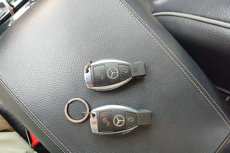 Used Mercedes-Benz R-Class 2015 R 320 4MATIC Luxury Model Interior 1