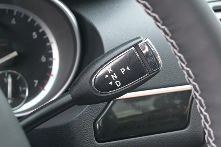 Used Mercedes-Benz R-Class 2015 R 400 4MATIC Luxury Model Interior 2