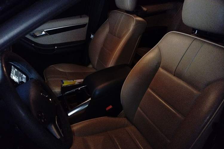 Used Mercedes-Benz R-Class 2015 R 400 4MATIC Luxury Model Left Front Seat