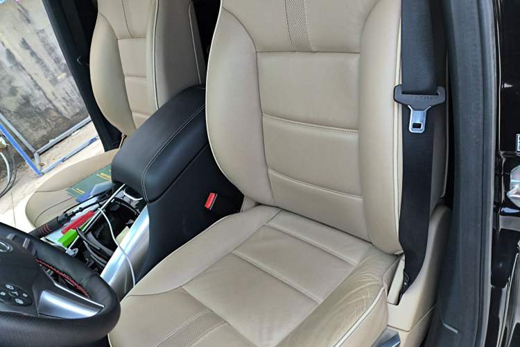 Used Mercedes-Benz R-Class 2015 R 320 4MATIC Luxury Model Left Front Seat