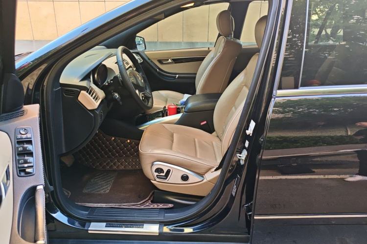 Used Mercedes-Benz R-Class 2015 R 400 4MATIC Luxury Model Left Front Seat