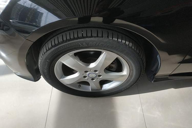 Used Mercedes-Benz R-Class 2015 R 320 4MATIC Luxury Model Left Front Wheel Hub