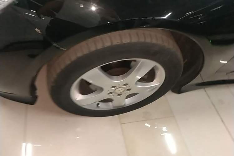 Used Mercedes-Benz R-Class 2015 R 320 4MATIC Luxury Model Left Front Wheel Hub