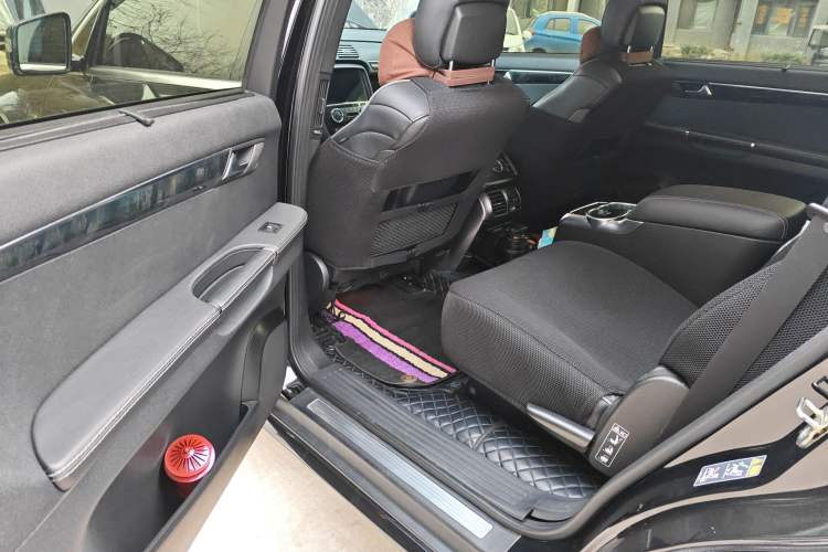 Used Mercedes-Benz R-Class 2015 R 400 4MATIC Luxury Model Left Rear Seat