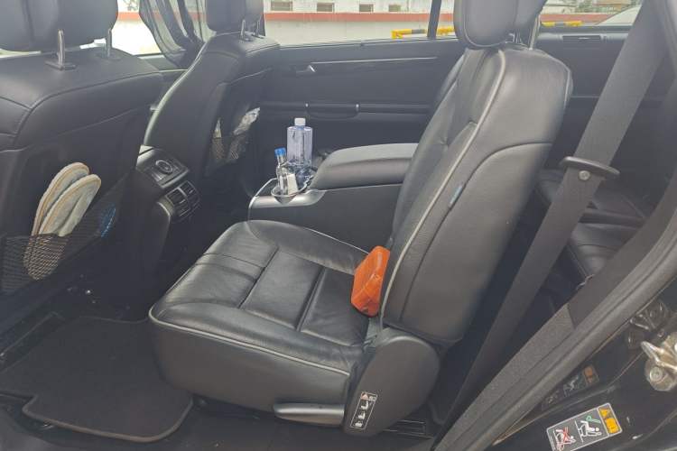 Used Mercedes-Benz R-Class 2015 R 320 4MATIC Luxury Model Left Rear Seat