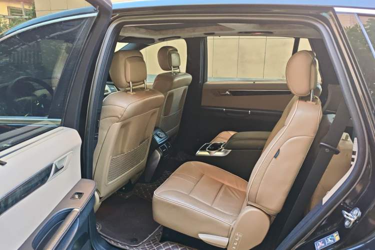 Used Mercedes-Benz R-Class 2015 R 400 4MATIC Luxury Model Left Rear Seat