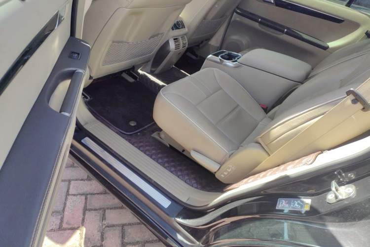 Used Mercedes-Benz R-Class 2015 R 320 4MATIC Luxury Model Left Rear Seat