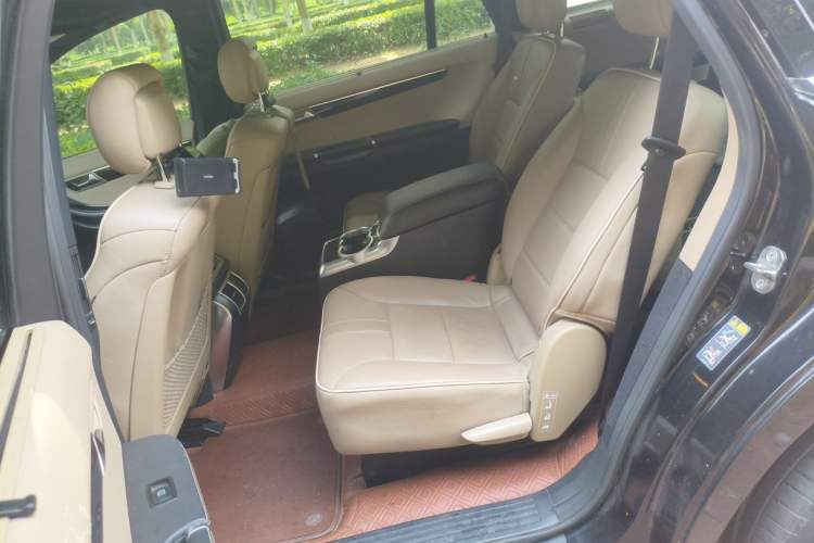 Used Mercedes-Benz R-Class 2015 R 320 4MATIC Luxury Model Left Rear Seat