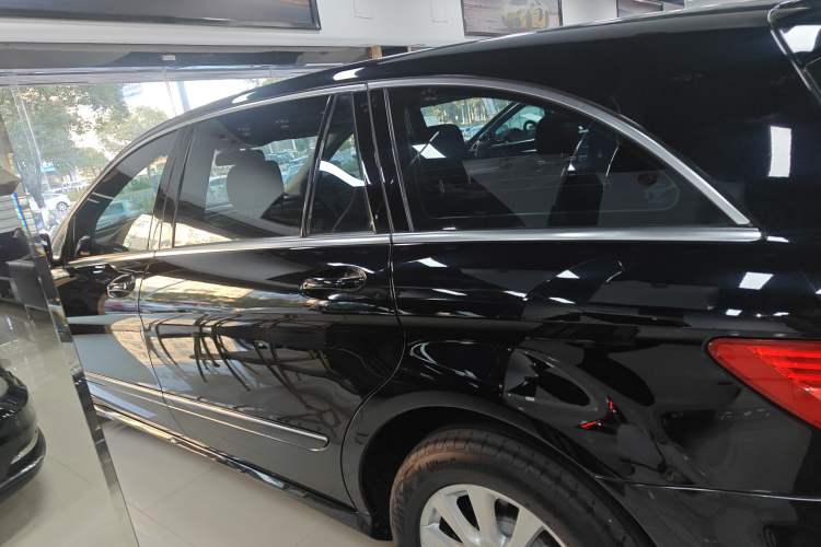 Used Mercedes-Benz R-Class 2015 R 320 4MATIC Luxury Model Left Side