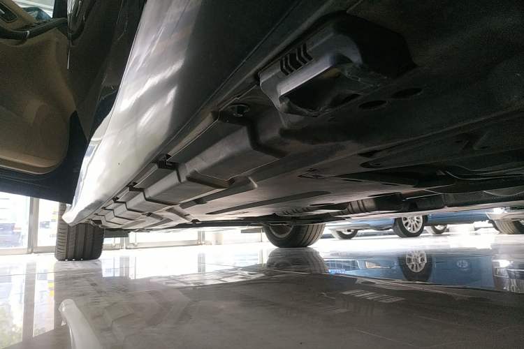 Used Mercedes-Benz R-Class 2015 R 320 4MATIC Luxury Model Left Side Sill