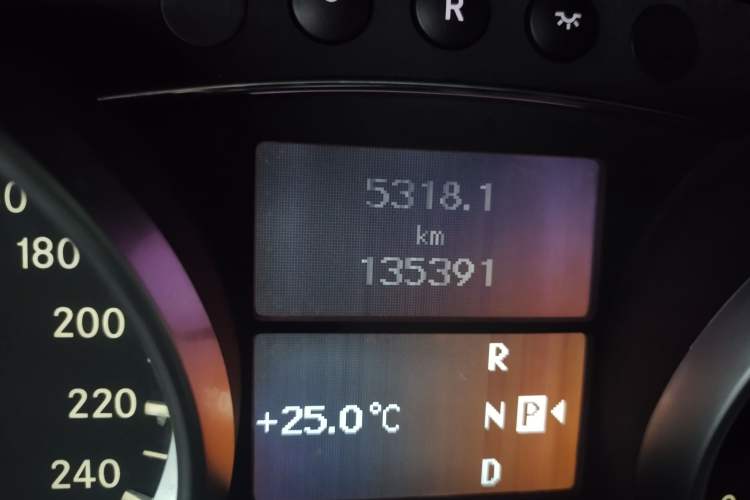 Used Mercedes-Benz R-Class 2015 R 320 4MATIC Luxury Model Odometer Close Up