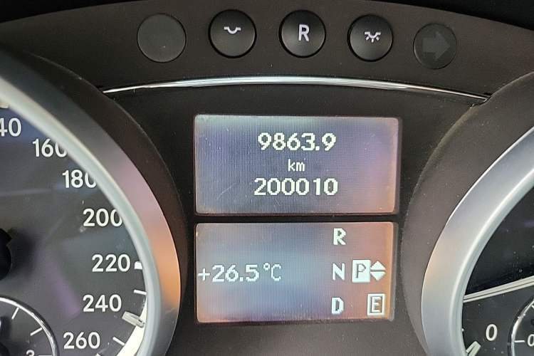 Used Mercedes-Benz R-Class 2015 R 400 4MATIC Business Model Odometer Close Up