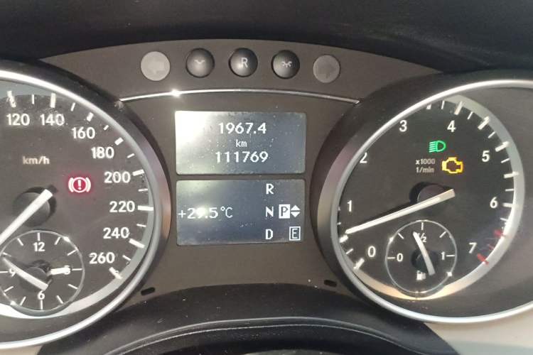 Used Mercedes-Benz R-Class 2015 R 320 4MATIC Luxury Model Odometer Close Up