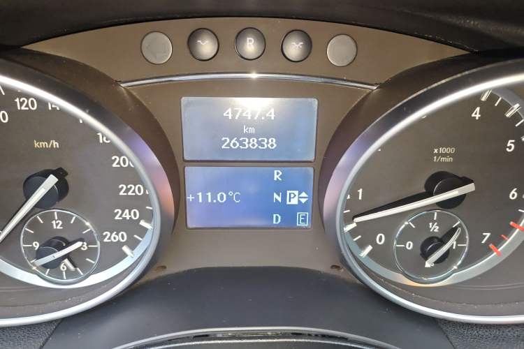 Used Mercedes-Benz R-Class 2015 R 400 4MATIC Business Model Odometer Close Up