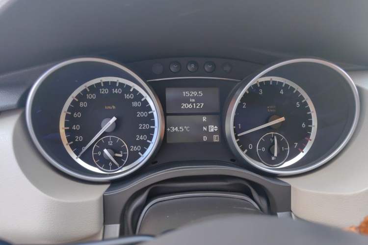 Used Mercedes-Benz R-Class 2015 R 400 4MATIC Luxury Model Odometer Close Up
