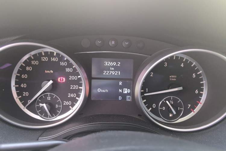 Used Mercedes-Benz R-Class 2015 R 400 4MATIC Business Model Odometer Close Up