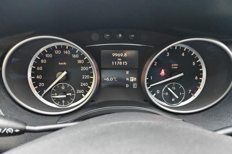 Used Mercedes-Benz R-Class 2015 R 400 4MATIC Luxury Model Odometer Close Up
