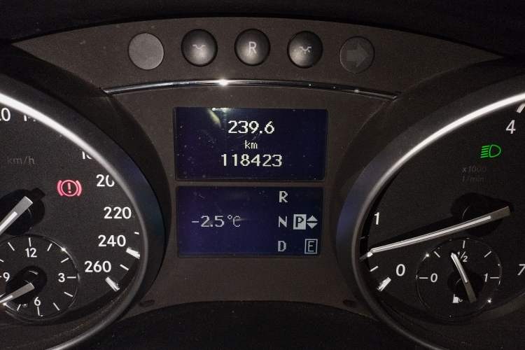 Used Mercedes-Benz R-Class 2015 R 400 4MATIC Luxury Model Odometer Close Up