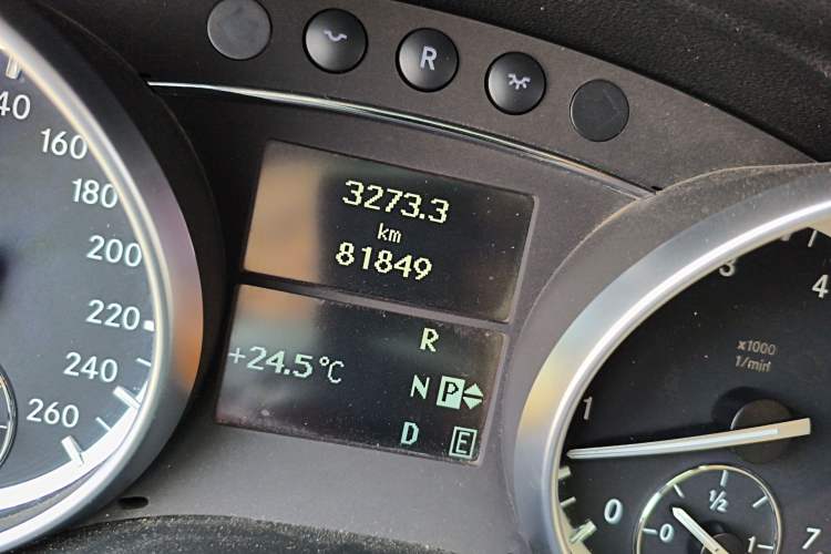 Used Mercedes-Benz R-Class 2015 R 320 4MATIC Luxury Model Odometer Close Up