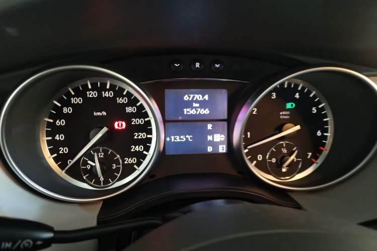 Used Mercedes-Benz R-Class 2015 R 320 4MATIC Luxury Model Odometer Close Up