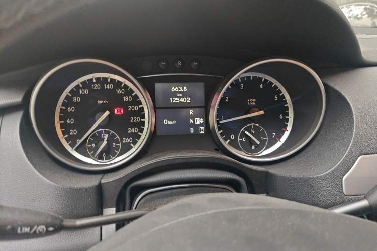 Used Mercedes-Benz R-Class 2015 R 320 4MATIC Luxury Model Odometer Close Up