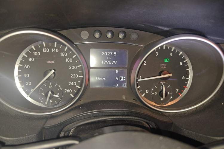 Used Mercedes-Benz R-Class 2015 R 400 4MATIC Business Model Odometer Close Up