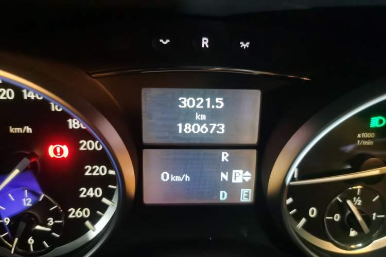 Used Mercedes-Benz R-Class 2015 R 400 4MATIC Business Model Odometer Close Up