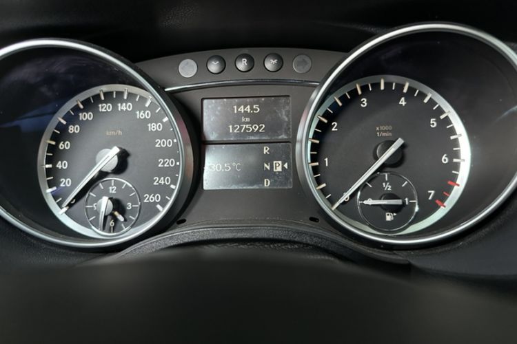Used Mercedes-Benz R-Class 2015 R 320 4MATIC Luxury Model Odometer Close Up