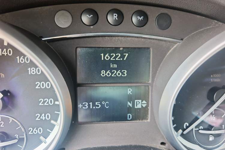 Used Mercedes-Benz R-Class 2015 R 320 4MATIC Luxury Model Odometer Close Up
