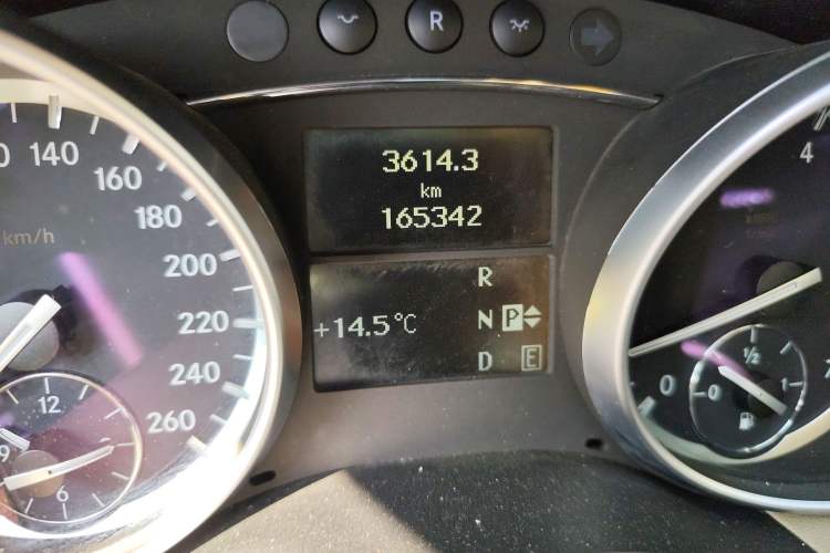 Used Mercedes-Benz R-Class 2015 R 400 4MATIC Luxury Model Odometer Close Up