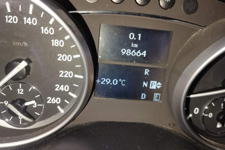 Used Mercedes-Benz R-Class 2015 R 400 4MATIC Business Model Odometer Close Up