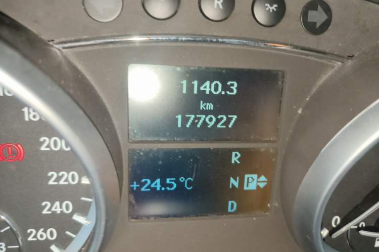 Used Mercedes-Benz R-Class 2015 R 320 4MATIC Luxury Model Odometer Close Up