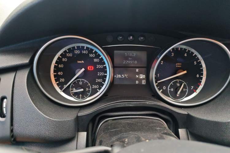 Used Mercedes-Benz R-Class 2015 R 320 4MATIC Luxury Model Odometer Close Up