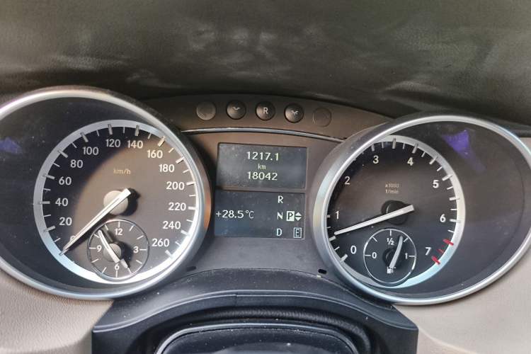 Used Mercedes-Benz R-Class 2015 R 320 4MATIC Luxury Model Odometer Close Up