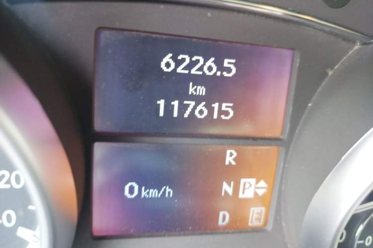Used Mercedes-Benz R-Class 2015 R 320 4MATIC Luxury Model Odometer Close Up