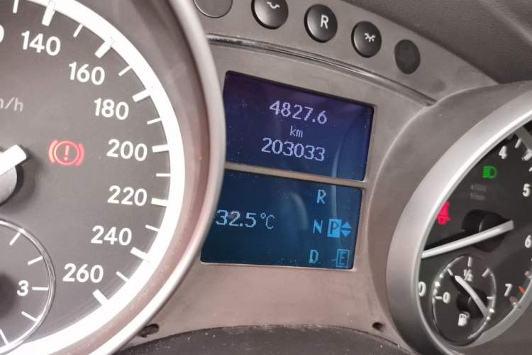 Used Mercedes-Benz R-Class 2015 R 320 4MATIC Luxury Model Odometer Close Up