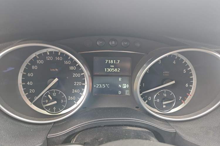 Used Mercedes-Benz R-Class 2015 R 320 4MATIC Luxury Model Odometer Close Up