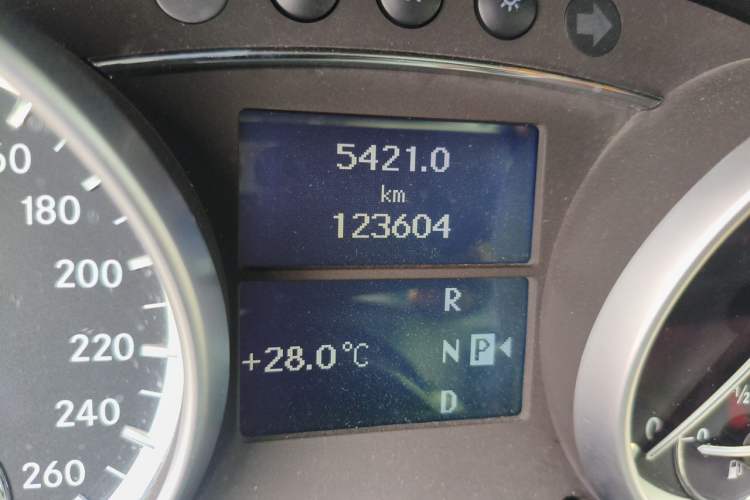 Used Mercedes-Benz R-Class 2015 R 400 4MATIC Luxury Model Odometer Close Up