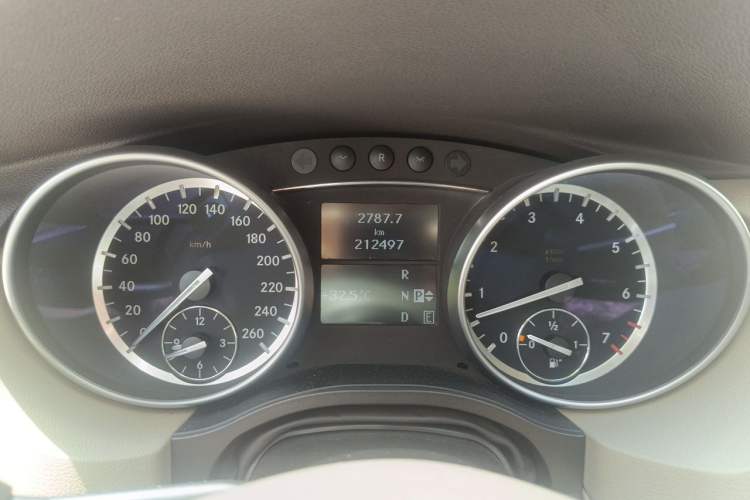 Used Mercedes-Benz R-Class 2015 R 400 4MATIC Business Model Odometer Close Up