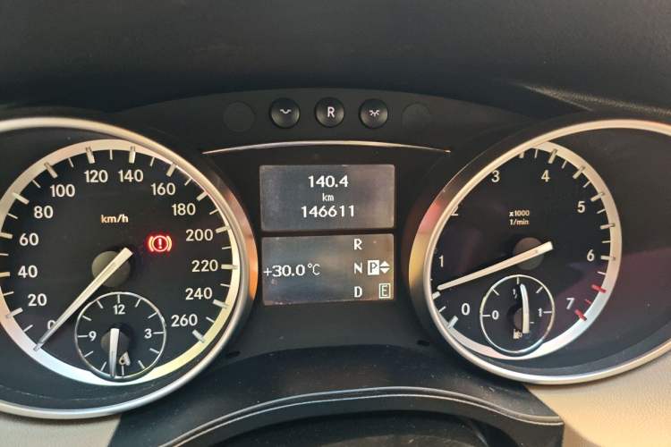 Used Mercedes-Benz R-Class 2015 R 400 4MATIC Luxury Model Odometer Close Up