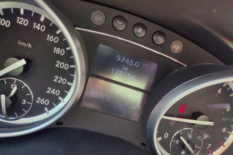 Used Mercedes-Benz R-Class 2015 R 320 4MATIC Luxury Model Odometer Close Up