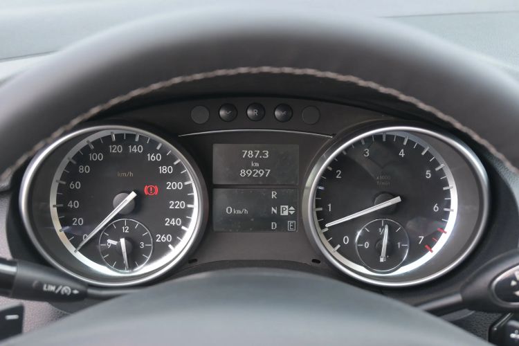Used Mercedes-Benz R-Class 2015 R 400 4MATIC Luxury Model Odometer Close Up