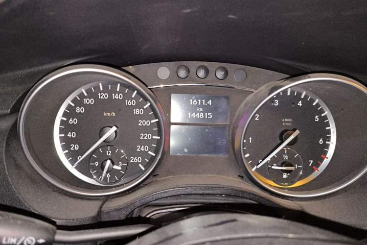 Used Mercedes-Benz R-Class 2015 R 320 4MATIC Luxury Model Odometer Close Up