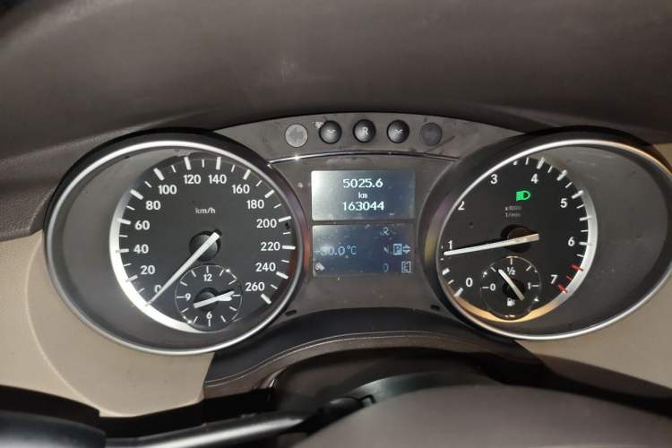 Used Mercedes-Benz R-Class 2015 R 320 4MATIC Luxury Model Odometer Close Up
