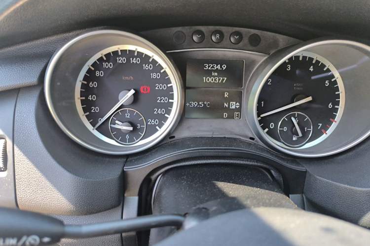 Used Mercedes-Benz R-Class 2015 R 320 4MATIC Luxury Model Odometer Close Up