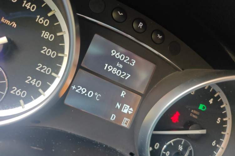 Used Mercedes-Benz R-Class 2015 R 400 4MATIC Business Model Odometer Close Up