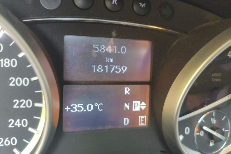 Used Mercedes-Benz R-Class 2015 R 320 4MATIC Luxury Model Odometer Close Up