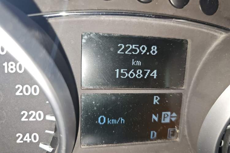 Used Mercedes-Benz R-Class 2015 R 320 4MATIC Luxury Model Odometer Close Up
