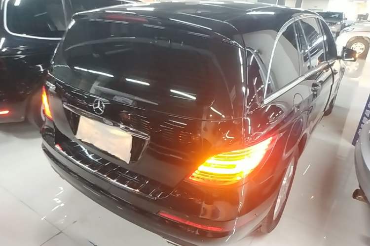 Used Mercedes-Benz R-Class 2015 R 320 4MATIC Luxury Model Rear Right 45 Deg