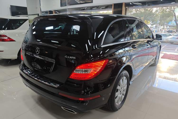 Used Mercedes-Benz R-Class 2015 R 320 4MATIC Luxury Model Rear Right 45 Deg